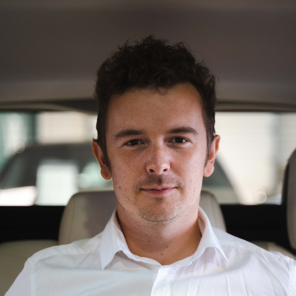 Portrait Alexandre, levels automobile.